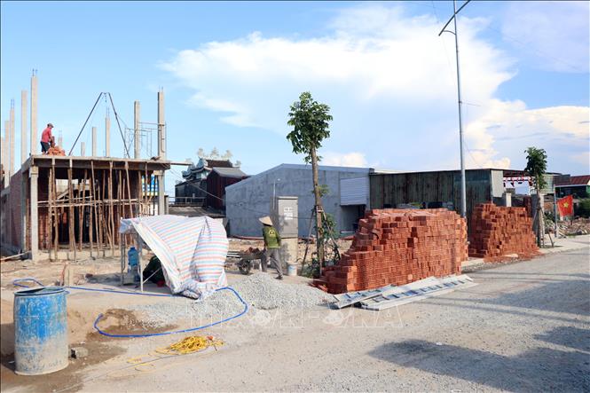 Thi công nhà mới ở khu tái định cư Thuận An, thành phố Huế. Ảnh: Đỗ Trưởng - TTXVN