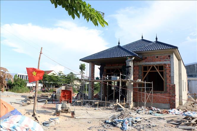 Xây nhà mới ở khu tái định cư Thuận An, thành phố Huế. Ảnh: Đỗ Trưởng - TTXVN
