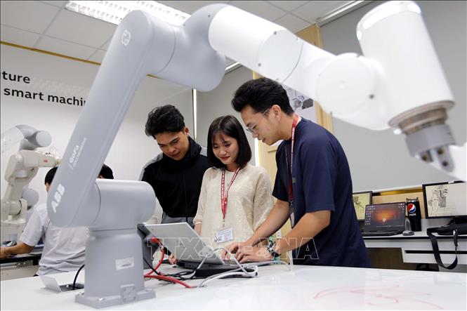 Students practice at the robotics lab of the Industrial University of Ho Chi Minh City (IUH). VNA Photo: Thanh Vũ