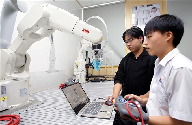 Students practice at the robotics lab of the Industrial University of Ho Chi Minh City (IUH). VNA Photo: Thanh Vũ