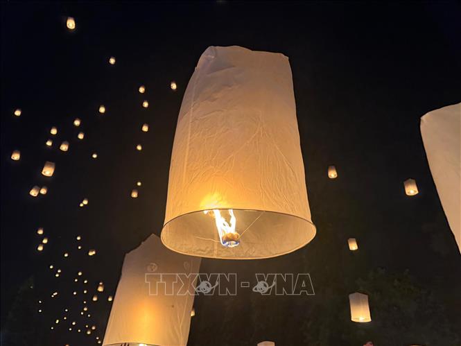 Thả đèn tại Lễ hội đèn lồng 
