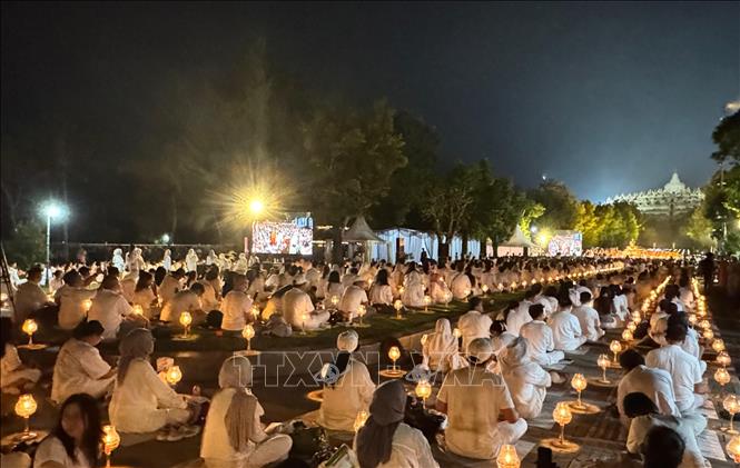 Người dân cầu nguyện trước đền Borobudur trước lễ hội. Ảnh: Văn Phong - PV TTXVN tại Indonesia