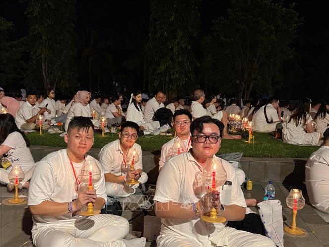 Người dân cầu nguyện tại đền Borobudur, trước khi diễn ra lễ hội. Ảnh: Văn Phong - PV TTXVN tại Indonesia