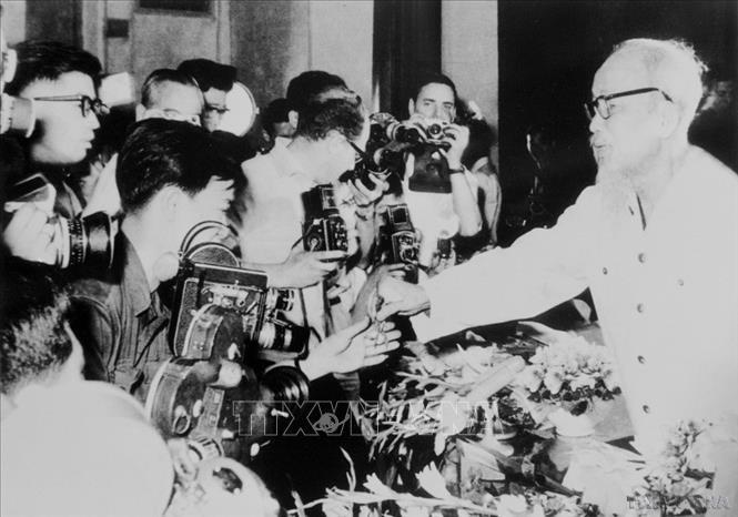 Sinh thời, Chủ tịch Hồ Chí Minh rất quan tâm đến công việc viết báo và hoạt động báo chí. Trong ảnh: Chủ tịch Hồ Chí Minh gặp gỡ phóng viên các cơ quan báo chí trong và ngoài nước tại Thủ đô Hà Nội (5/1968). Ảnh: TTXVN