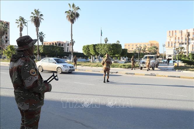 (Tư liệu) Binh sĩ gác trên đường phố tại Zawiya, Libya. Ảnh: THX/TTXVN
