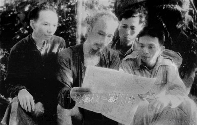 Chủ tịch Hồ Chí Minh không những là nhà báo mà còn là độc giả tích cực của báo chí trong nước và thế giới. Bác tự rèn mình một phong cách đọc báo đều đặn, nghiêm túc. Trong ảnh: Chủ tịch Hồ Chí Minh cùng các đồng chí Trường Chinh, Lê Đức Thọ, Võ Nguyên Giáp đọc báo tại ATK Thái Nguyên, năm 1947. Ảnh: Tư liệu TTXVN 