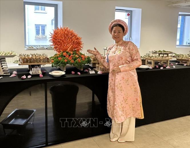 Nghệ nhân giới thiệu ẩm thực cung đình Huế tại Chương trình. Ảnh: Anh Dũng - PV TTXVN tại Pháp