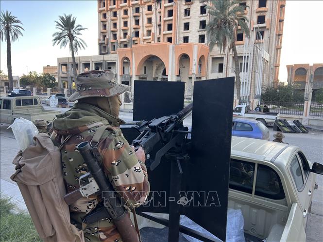 (Tư liệu) Binh sĩ gác trên đường phố tại Zawiya, Libya. Ảnh: THX/TTXVN