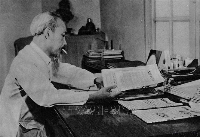 Chủ tịch Hồ Chí Minh dành thời gian đọc báo tại Phủ Chủ tịch, trong những ngày đầu hòa bình năm 1954. Ảnh: TTXVN