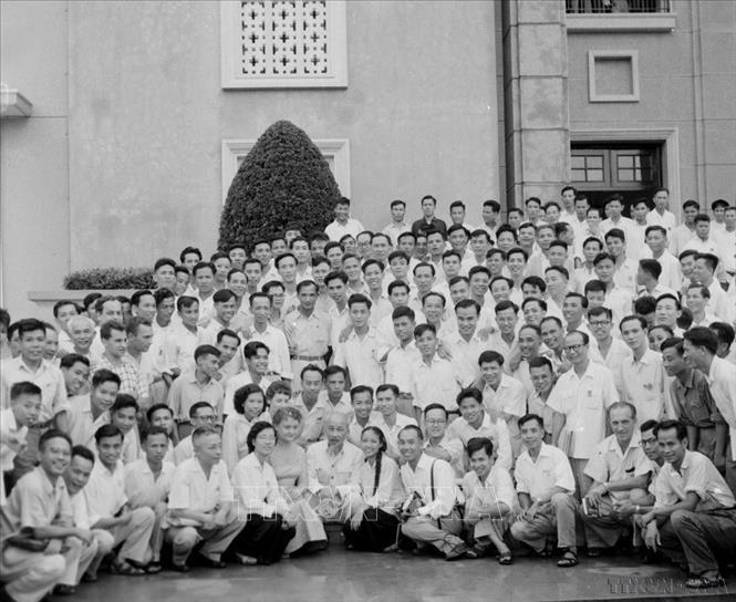 Chủ tịch Hồ Chí Minh rất coi trọng vai trò của báo chí, triệt để sử dụng báo chí và coi đây là một vũ khí sắc bén của cách mạng. Đối với người làm báo, Bác cho rằng “Cán bộ báo chí cũng là chiến sĩ cách mạng. Cây bút, trang giấy là vũ khí sắc bén của họ