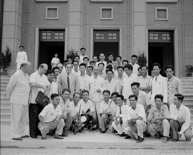 Chủ tịch Hồ Chí Minh rất coi trọng vai trò của báo chí, triệt để sử dụng báo chí và coi đây là một vũ khí sắc bén của cách mạng. Đối với người làm báo, Bác cho rằng “Cán bộ báo chí cũng là chiến sĩ cách mạng. Cây bút, trang giấy là vũ khí sắc bén của họ