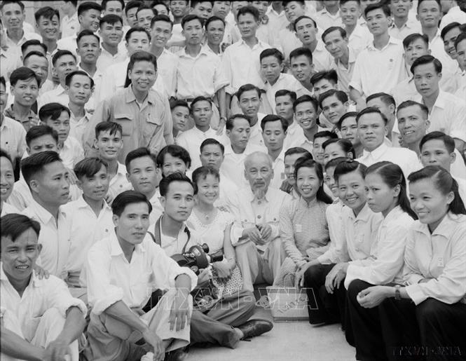 Sinh thời, Chủ tịch Hồ Chí Minh rất quan tâm đến công việc viết báo và hoạt động báo chí. Trong ảnh: Chủ tịch Hồ Chí Minh với các nhà báo, năm 1960. Ảnh: TTXVN