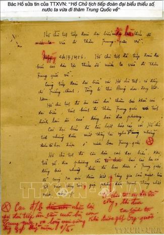 Báo chí là kênh thông tin vô cùng quan trọng của Chủ tịch Hồ Chí Minh, trong đó Bác luôn dành tình cảm, sự quan tâm đặc biệt cho Việt Nam Thông tấn xã (nay là Thông tấn xã Việt Nam). Dù bận trăm công nghìn việc, hằng ngày, Bác vẫn dành thời gian nghe đài, đọc bản tin của VNTTX. Bác đã nhiều lần tự tay sửa từng câu, từng từ, duyệt tin bài, căn dặn về nghề với phóng viên VNTTX. Trong ảnh: Bút tích Bác Hồ sửa tin của TTXVN. Ảnh: TTXVN