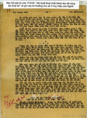 Báo chí là kênh thông tin vô cùng quan trọng của Chủ tịch Hồ Chí Minh, trong đó Bác luôn dành tình cảm, sự quan tâm đặc biệt cho Việt Nam Thông tấn xã (nay là Thông tấn xã Việt Nam). Dù bận trăm công nghìn việc, hằng ngày, Bác vẫn dành thời gian nghe đài, đọc bản tin của VNTTX. Bác đã nhiều lần tự tay sửa từng câu, từng từ, duyệt tin bài, căn dặn về nghề với phóng viên VNTTX. Trong ảnh: Bút tích Bác Hồ sửa tin của TTXVN. Ảnh: TTXVN