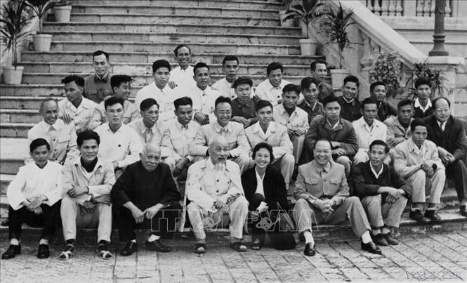 Chủ tịch Hồ Chí Minh, Phó Chủ tịch Tôn Đức Thắng và đồng chí Trường Chinh chụp ảnh lưu niệm với nhóm phóng viên thông tấn, báo chí phục vụ Đại hội lần thứ III của Đảng (năm 1960). Người ngồi giữa Bác Hồ và đồng chí Trường Chinh là nhà báo Huỳnh Thị Hường (phóng viên Việt Nam Thông tấn xã) và người đeo kính ngồi sau Bác Hồ là nhà báo Lê Bá Thuyên (Phó Giám đốc VNTTX). Ảnh: TTXVN