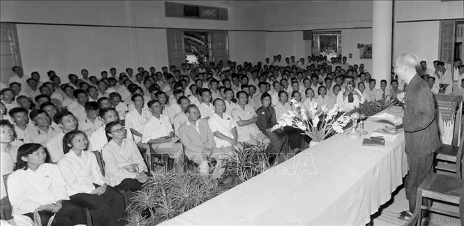 Tại Đại hội lần thứ III Những người viết báo Việt Nam, Chủ tịch Hồ Chí Minh căn dặn: “Cán bộ báo chí cũng là chiến sĩ cách mạng. Cây bút, trang giấy là vũ khí sắc bén” (8/9/1962). Ảnh: TTXVN