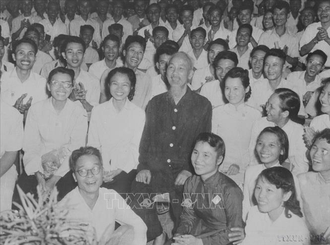 Chủ tịch Hồ Chí Minh với các đại biểu dự Đại hội đại biểu toàn quốc Hội nhà báo Việt Nam lần thứ III (3/1962). Ảnh: TTXVN