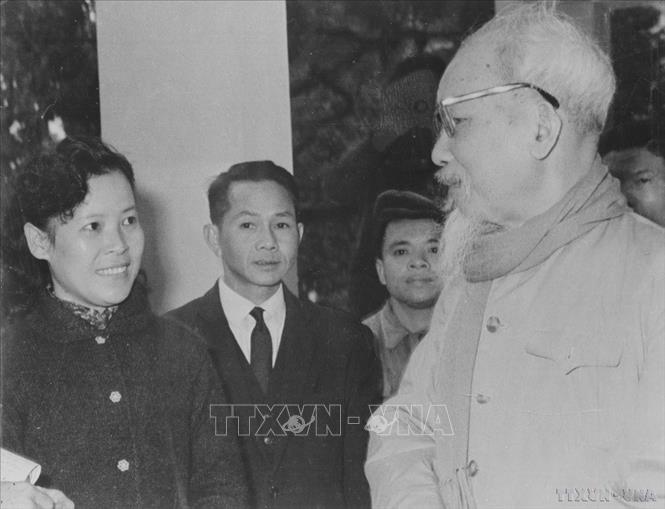 Chủ tịch Hồ Chí Minh dặn dò nữ phóng viên Tuệ Oanh của Việt Nam Thông tấn xã về cách viết tin trong dịp đưa tin cuộc bầu cử Quốc hội khóa III (26/4/1964). Ảnh: TTXVVN