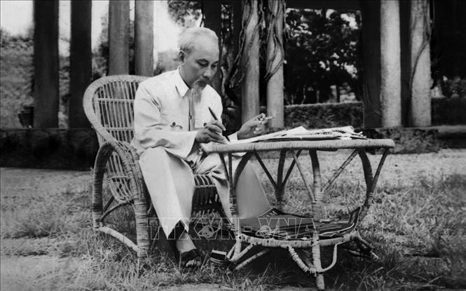 Sinh thời, Chủ tịch Hồ Chí Minh thường xuyên dành thời gian đọc, nhận xét và trực tiếp duyệt tin, bài của TTXVN. Ảnh: TTXVN