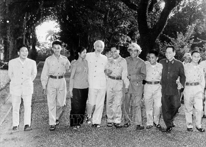 Chủ tịch Hồ Chí Minh và Đại tướng Võ Nguyên Giáp cùng Đoàn đại biểu Anh hùng, chiến sĩ thi đua các lực lượng vũ trang nhân dân giải phóng miền Nam ra thăm miền Bắc (Hà Nội, 15/11/1965). Ảnh: TTTXVN