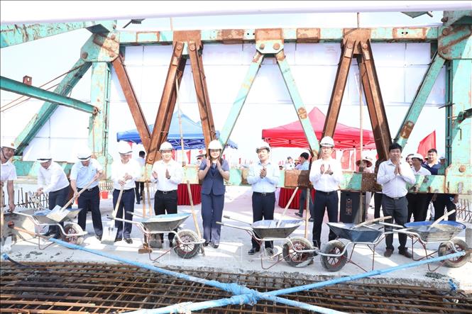 Các đại biểu thực hiện nghi thức hợp long cầu. Ảnh: Đức Phương - TTXVN
