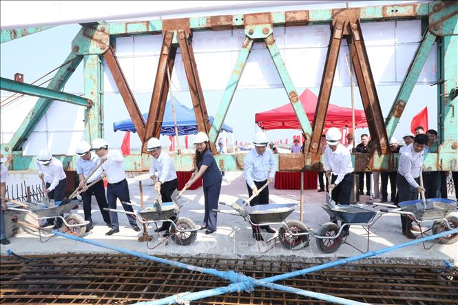 Các đại biểu thực hiện nghi thức hợp long cầu. Ảnh: Đức Phương - TTXVN