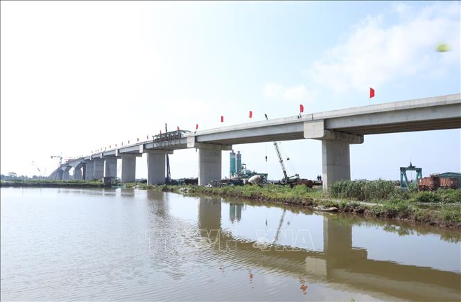 Cầu vượt sông Đáy nối Ninh Bình và Nam Định có chiều dài 1,2 km. Ảnh: Đức Phương - TTXVN