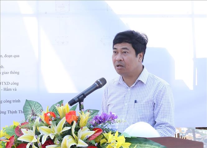 Ông Phạm Quốc Chính, Giám đốc Ban Quản lý dự án đầu tư xây dựng công trình giao thông tỉnh Ninh Bình, đơn vị chủ đầu tư báo cáo tiến độ thi công dự án tại lễ hợp long. Ảnh: Đức Phương - TTXVN