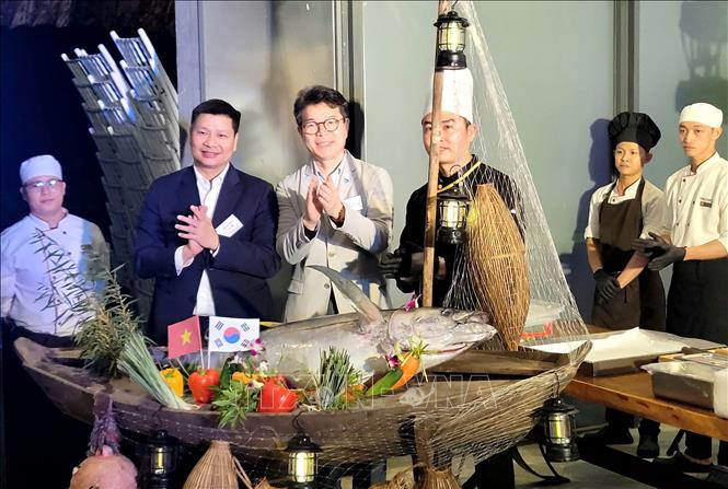 Một buổi trình diễn chế biến cá ngừ đại dương tại thành phố Tuy Hòa phục vụ du khách Hàn Quốc. Ảnh: Tường Quân - TTXVN
