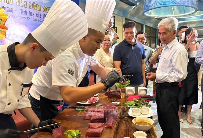 Đầu bếp Phú Yên trình diễn chế biến các món ăn từ cá ngừ đại dương. Ảnh: TTXVN phát