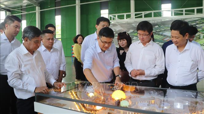 Đoàn công tác nghe trình bày thông tin Khu công nghệ số tỉnh Hậu Giang. Ảnh: Hồng Thái - TTXVN