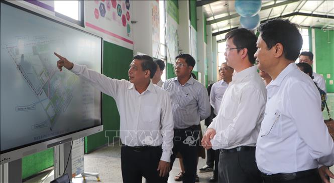 Đoàn công tác nghe trình bày thông tin về Khu công nghệ số tỉnh Hậu Giang. Ảnh: Hồng Thái - TTXVN