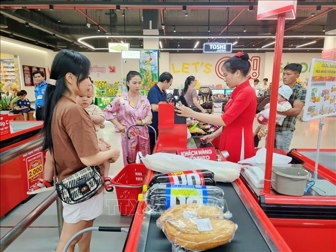 Thanh toán không dùng tiền mặt thông qua hình thức trực tuyến tại siêu thị ở thành phố Phan Rang-Tháp Chàm. Ảnh: Nguyễn Thành – TTXVN