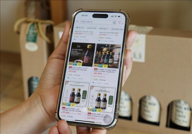 Sản phẩm nước mắm đạt chứng nhận OCOP 4 sao của Công ty TNHH thực phẩm và gia vị JiJi Ninh Thuận (xã Tri Hải, huyện Ninh Hải) được bán trên sàn thương mại điện tử. Ảnh: Nguyễn Thành – TTXVN