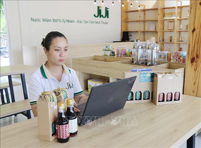 Bán hàng online thông qua sàn thương mại điện tử và mạng xã hội được Công ty TNHH thực phẩm và gia vị JiJi Ninh Thuận (xã Tri Hải, huyện Ninh Hải) đẩy mạnh áp dụng. Ảnh: Nguyễn Thành – TTXVN