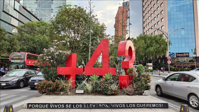 Đài tưởng niệm vụ mất tích của 43 sinh viên trường Sư phạm Ayotzinapa tại thủ đô Mexico City. Ảnh: Phi Hùng - PV TTXVN tại Mexico