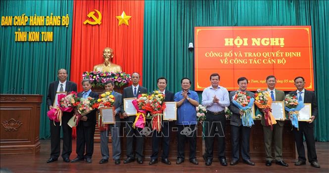 Các cán bộ nhận Quyết định nghỉ hưu trước tuổi. Ảnh: TTXVN phát