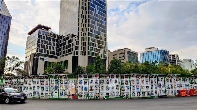 Ảnh và thông tin của người mất tích được dán xung quanh một vòng xoay giao thông tại thủ đô Mexico City. Ảnh: Phi Hùng - PV TTXVN tại Mexico