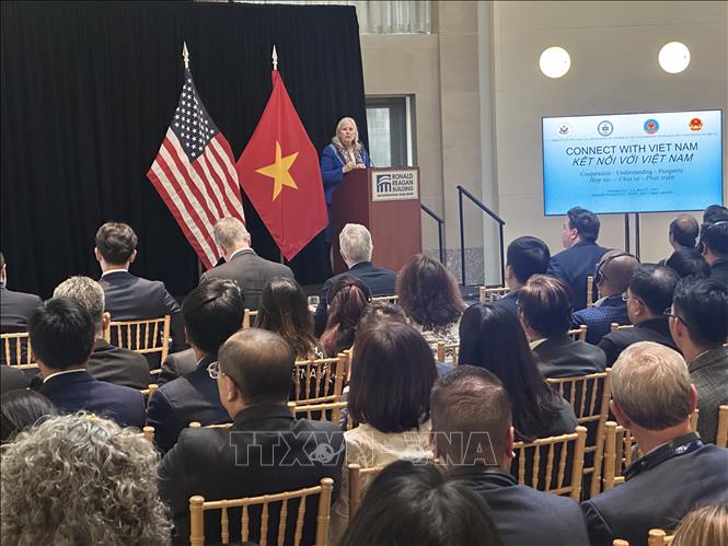Phó Thứ trưởng Thương mại Hoa Kỳ Diane Farrell phát biểu tại sự kiện “Kết nối với Việt Nam”. Ảnh: Ngọc Quang, PV TTXVN tại Hoa Kỳ