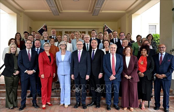 Thủ tướng Australia đắc cử Anthony Albanese (thứ 5, trái) cùng các thành viên nội các mới tại lễ tuyên thệ nhậm chức ở Canberra, ngày 13/5/2025. Ảnh: The Epoch Times/TTXVN 