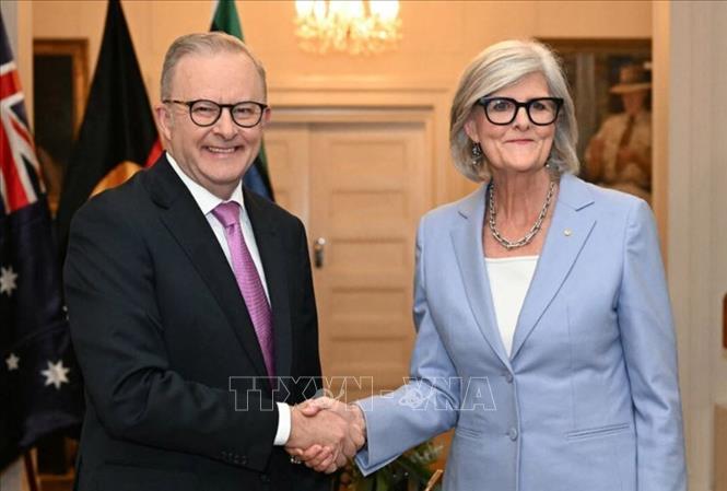 Toàn quyền Australia Sam Mostyn (phải) và Thủ tướng đắc cử Anthony Albanese tại lễ tuyên thệ nhậm chức ở Canberra, ngày 13/5/2025. Ảnh: The Epoch Times/TTXVN