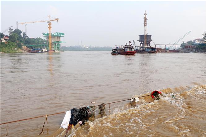 Lực lượng chức năng thường xuyên theo dõi mực nước và tốc độ dòng chảy trên sông để kịp thời xử lý khi có tình huống. Ảnh: Tạ Toàn – TTXVN
