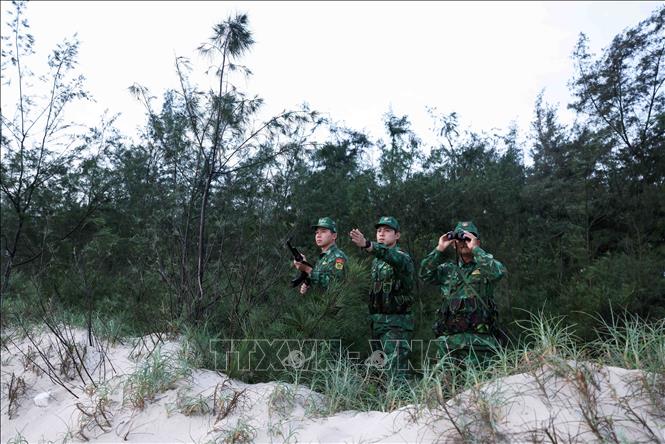 Bộ đội Biên phòng Quảng Trị tổ chức đi tuần tra bảo vệ biên giới ở khu vực biên giới biển, thị trấn Cửa Việt, huyện Gio Linh. Ảnh: Vũ Sinh - TTXVN