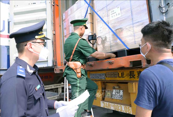 Bộ đội Biên phòng Quảng Trị phối hợp với lực lượng Hải quan kiểm tra hàng hoá XNK tại cửa khẩu quốc tế Lao Bảo, tỉnh Quảng Trị. Ảnh: Vũ Sinh - TTXVN