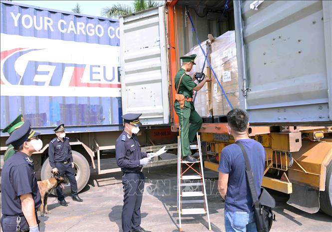 Bộ đội Biên phòng Quảng Trị phối hợp với lực lượng Hải quan kiểm tra hàng hoá XNK tại cửa khẩu quốc tế Lao Bảo, tỉnh Quảng Trị. Ảnh: Vũ Sinh - TTXVN