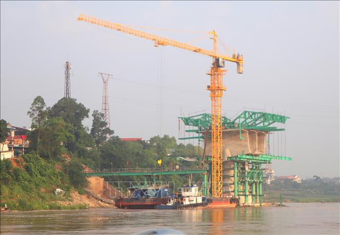 Phía đầu cầu huyện Tam Nông, các đơn vị thi công công trình đã hoàn thành phần đổ khối bê tông khối K0 trụ T5. Ảnh: Tạ Toàn – TTXVN