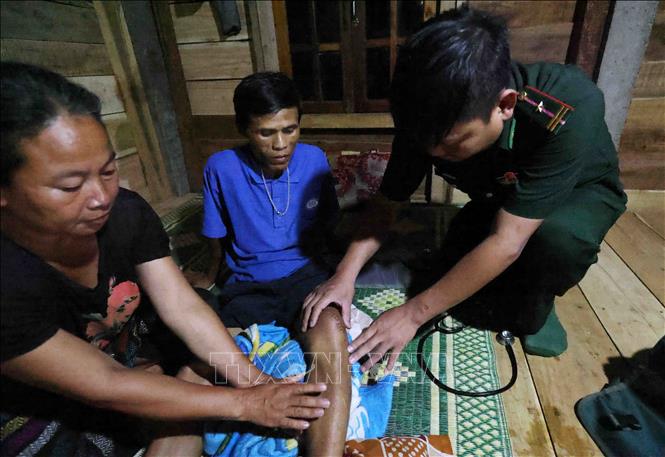 Bộ đội Biên phòng Quảng Trị đến thăm khám và điều trị bệnh cho ông Hồ Văn Hiếu, bản Ka Túp, khu vực biên giới thị trấn Lao Bảo. Ảnh: Vũ Sinh - TTXVN
