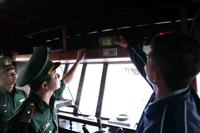 Bộ đội Biên phòng Quảng Trị kiểm tra giấy trước khi ra khơi khai thác thủy sản của tàu cá Phan Văn Hoà, tổ dân phố 3, thị trấn Cửa Việt, huyện Gio Linh. Ảnh: Vũ Sinh - TTXVN