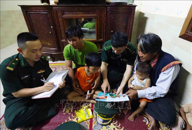 Bộ đội Biên phòng Quảng Trị đến tuyên truyền về công tác bảo vệ an ninh tổ quốc ở gia đình ông Hoàng Gia Khâm, bản Ka Túp, khu vực biên giới thị trấn Lao Bảo. Ảnh: Vũ Sinh - TTXVN