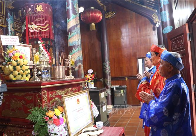 Ban tế lễ thực hiện nghi thức cúng tế. Ảnh: Đinh Hương - TTXVN